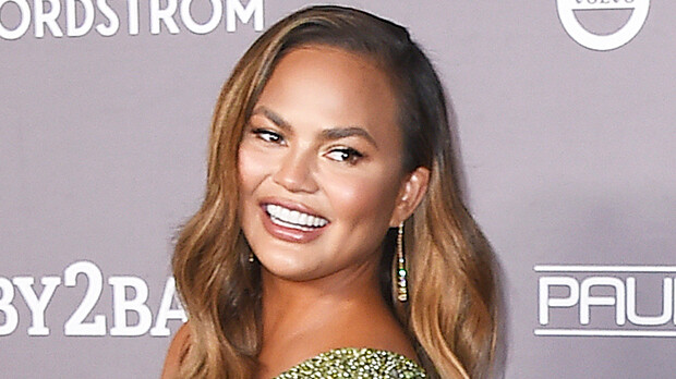 Chrissy Teigen’s Purple Hair Makeover: Model Shows Off Her New Wig — Before & After Pics