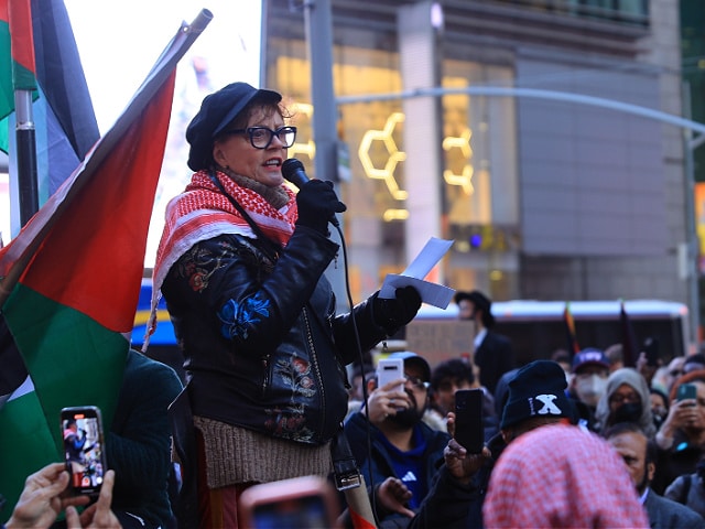 Susan Sarandon Joins Anti-Israel Protestes Outside of Columbia University
